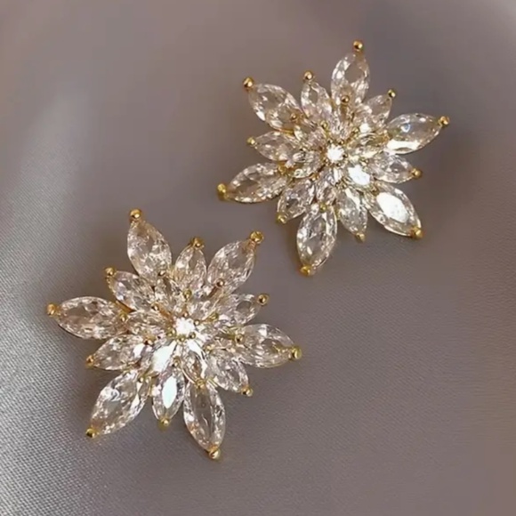 Star Earrings Sparkling Faux Zircon  Stud Earrings - About 1.25" Diameter  - NWT - Picture 3 of 4